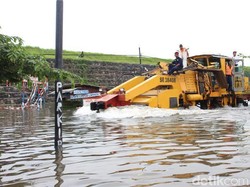 Banjir di Porong Masih 43 Cm, Rel Kereta Masih Belum Bisa Dilewati