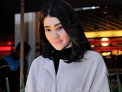 Indah Dewi Pertiwi Beli Mobil Besar untuk Rumah Kedua