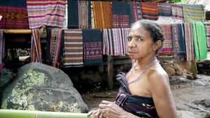 Lebih Dekat dengan Penghuni Kampung Tradisional di Alor