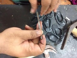 Pembuat Sepatu Risma untuk Pelantikan Kewalahan Layani Order