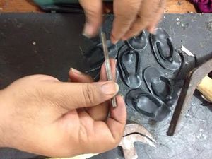 Pembuat Sepatu Risma untuk Pelantikan Kewalahan Layani Order Pembuat Sepatu Risma untuk Pelantikan Kewalahan Layani Order