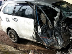 Mobil Ringsek Ditabrak Truk Tronton, Irwansyah dan Istrinya Selamat
