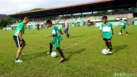 Kurniawan Dwi Yulianto memberikan football clinic kepada lebih dari 150 anak-anak usia sekolah dasar di Stadion Mini Universitas Sumatera Utara, Minggu (14/2/2016). Ist/Milo.