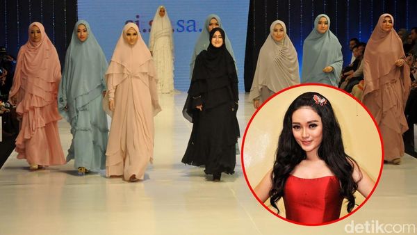 10 Foto Terheboh: Aksi Artis Berhijab di Catwalk, Zaskia Gotik Makin Cantik