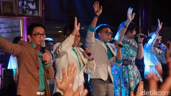 Aksi Project Pop Mengocok Perut Penonton di Konser Kahitna