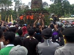 Warga dan Wisatawan Berebut Gunungan Buah Durian