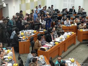 Debat Panas DPR-Pemerintah Soal Kebijakan Bebas Visa