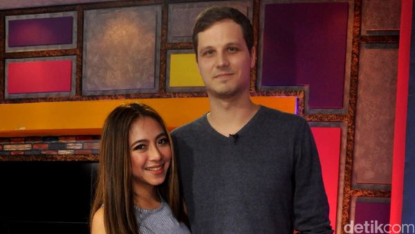 Mesranya Nadia Vega Peluk-peluk Suami