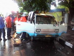 Seminggu Diparkir, Sebuah Angkot Terbakar Saat Mesin Dinyalakan