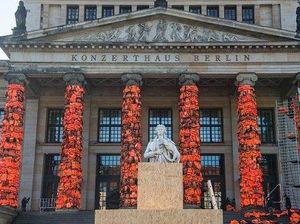 Seniman Ai Weiwei Teror Berlin Film Festival dengan Ratusan Rompi