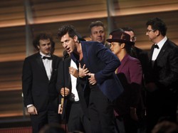 Berkat Uptown Funk, Mark Ronson Duetkan Dua Grammy Awards Tahun Ini