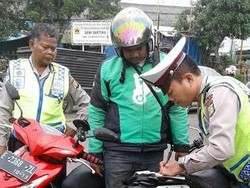 Pemotor Bandel yang Suka Lawan Arus di Pasar Kebayoran Lama Kena Semprit Polantas