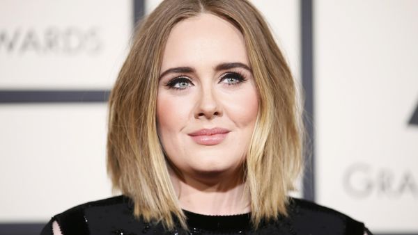 Adele Menawan Bergaun Hitam di Grammy Awards 2016