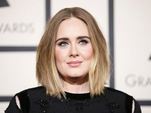 Adele Menawan Bergaun Hitam di Grammy Awards 2016