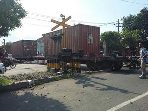 Lokomotif Mogok, Rangkaian Kereta Kontainer Melintang di Jalan Demak Lokomotif Mogok, Rangkaian Kereta Kontainer Melintang di Jalan Demak