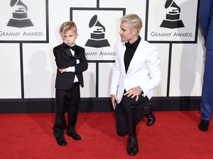 Gemes! Justin Bieber Ajak Sang Adik Datang ke Grammy 2016