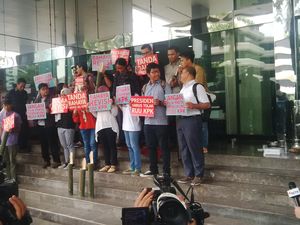 Tolak Revisi UU KPK, Belasan Orang Bunyikan Kentungan di Depan KPK