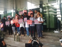 Tolak Revisi UU KPK, Belasan Orang Bunyikan Kentungan di Depan KPK