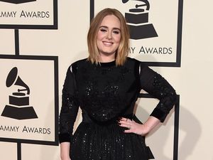 Lucu, Ketika Adele Pasrah Disuruh Makan Rumput oleh Ellen Degeneres