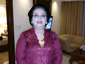 Momen Langka Saat Menteri Siti Nurbaya Memakai Kebaya