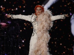 Spread The Color! Persembahan Penuh Warna Lady Gaga Bagi David Bowie