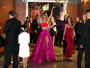 Seperti Apa Suasana Backstage Grammy 2016? Ini Foto-fotonya!