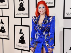 Lady Gaga Bergaya Eksentrik Meniru Dandanan David Bowie di Grammy 2016