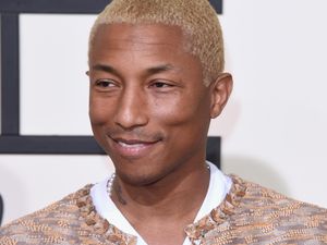 Pharrell Williams Padukan Jaket Wanita Chanel & Jeans Sobek di Grammy Awards