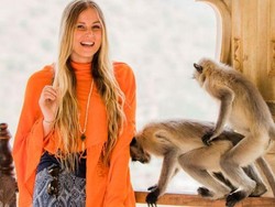 Asyik Pose, Model Cantik di India Difotobom Monyet Kawin