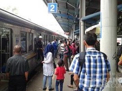 KRL Bogor-Jatinegara Gangguan Mesin, Penumpang Padati Stasiun Tebet