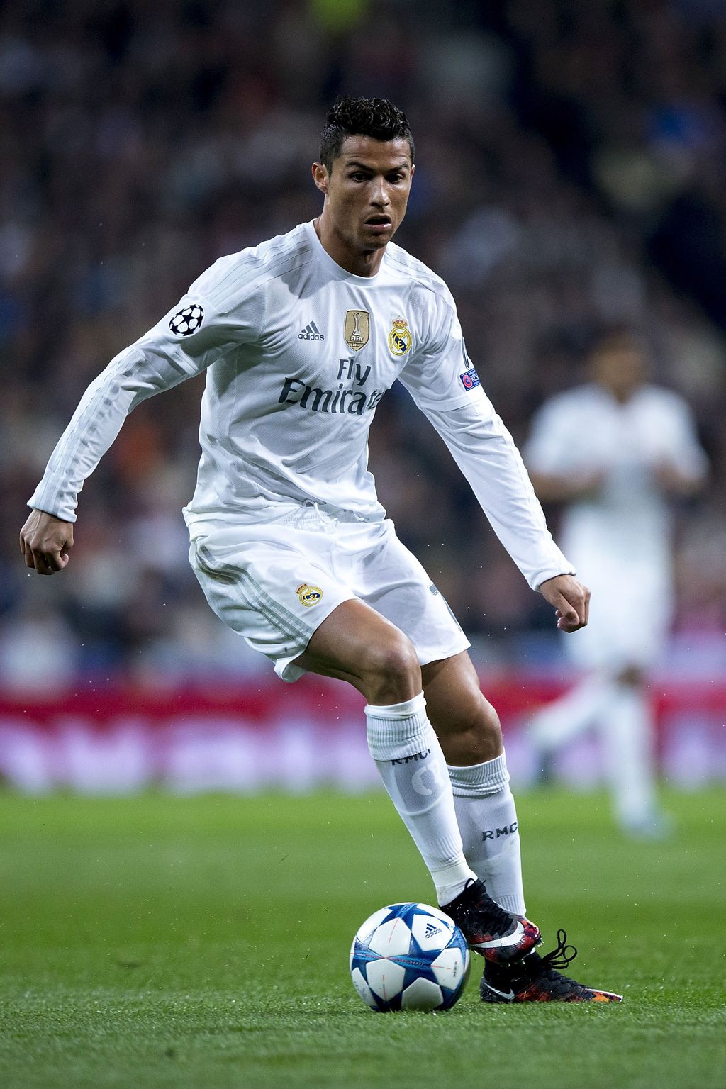 MADRID, SPAIN - NOVEMBER 03:  Cristiano Ronaldo of Real Madrid CF controls the ball during the UEFA Champions League Group A match between Real Madrid CF and Paris Saint-Germain at Estadio Santiago Bernabeu on November 3, 2015 in Madrid, Spain.  (Photo by Gonzalo Arroyo Moreno/Getty Images)