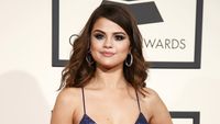 Dazzling... Selena Gomez Tak Kalah Seksi dari Taylor Swift
