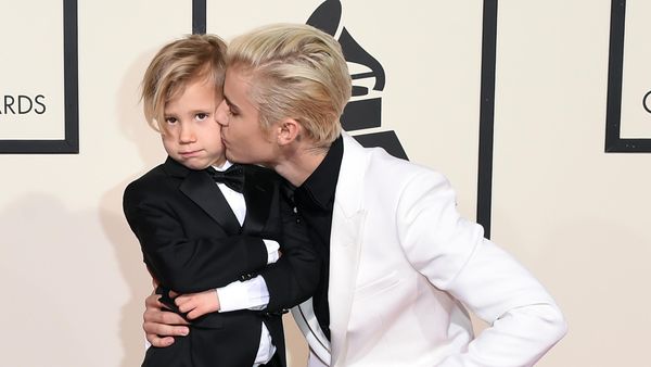 So Sweet! Justin Bieber Ajak Adiknya yang Cute di Grammy 2016