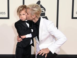 So Sweet! Justin Bieber Ajak Adiknya yang Cute di Grammy 2016