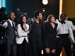 Aksi Memukau John Legend Cs di Grammy 2016