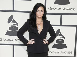 Hadir Pertamakali di Grammy Awards, Demi Lovato Seksi Berbalut Blazer