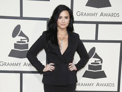 Hadir Pertamakali di Grammy Awards, Demi Lovato Seksi Berbalut Blazer
