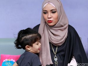 Begini Cara Keluarga Ratna Galih Ngabuburit