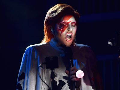 Lady Gaga Jadi David Bowie di Grammy 2016