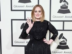 Perut Ramping Adele di After Party Oscar Jadi Sorotan Perut Ramping Adele di After Party Oscar Jadi Sorotan
