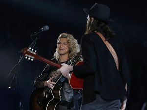 Duet Syahdu Tori Kelly dan James Bay di Panggung Grammy Awards 2016