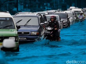 Sempat Setinggi 30 CM, Genangan Air di Kemang Jakarta Selatan Berangsur Surut Sempat Setinggi 30 CM, Genangan Air di Kemang Jakarta Selatan Berangsur Surut
