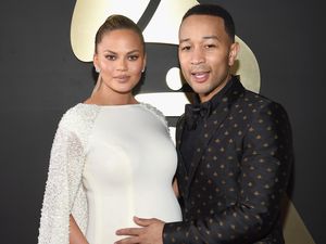 Dampingi John Legend, Chrissy Teigen Pamer Perut Hamil di Grammy 2016