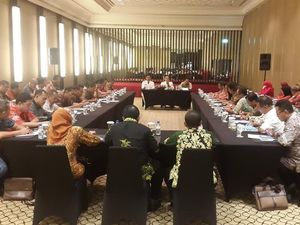 Tak Langsung Pulang Kampung, Bupati Anas Langsung Pimpin Rapat Perdana