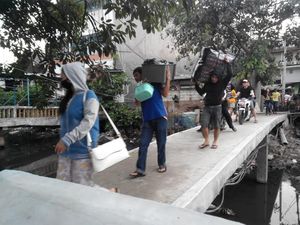 Pekerja Malam Mulai Angkat Kaki, Barang Dibawa Pergi dari Kalijodo