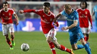 Pizzi berusaha melewati Aleksandr Anyukov. Hugo Correia/Reuters/detikFoto.