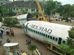 Ada Bouraq Nangkring di Depan Pondok Pesantren di Lamongan