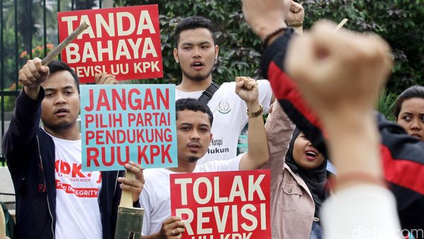 Demo Tolak Revisi UU KPK