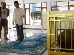 Ada-ada Saja, Nabi Isa van Jombang ini Taruh Gambar Semar dan Batu Besar di Masjid