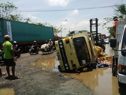 Terperosok Lubang di Kalianak, Truk Muat Keramik Terguling